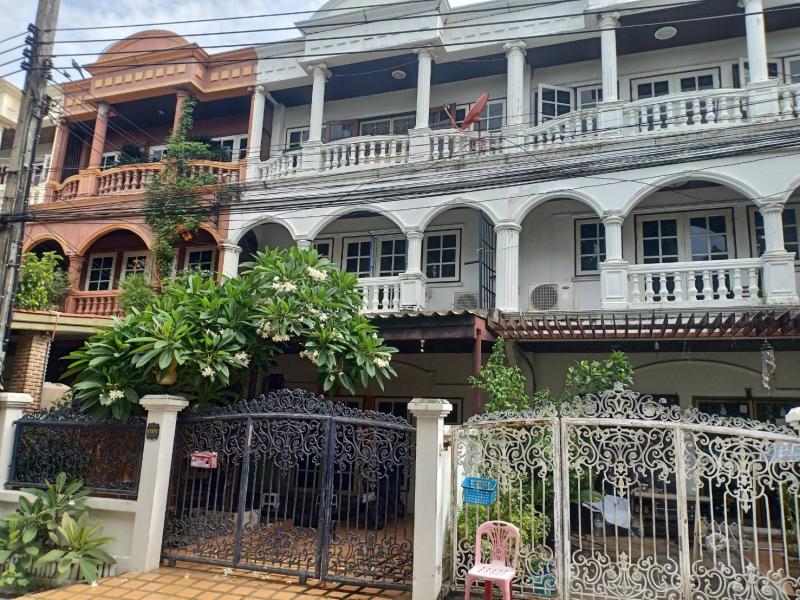 ให้เช่าทาวน์เฮ้าส์ 3 ชั้นเนื้อที่ 30 ตารางวา 5 ห้องนอน 5 ห้องน้ำ แอร์ เฟอร์นิเจอร์บางส่วน ถนนห้วยขวาง ใกล้รถไฟฟ้าห้วยขวาง