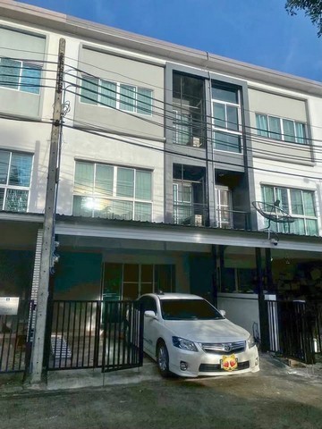 ให้เช่าทาวโฮม3 ชั้นแนวรถไฟฟ้าสายสีเหลือง ใกล้สถานีรถไฟฟ้าแบริ่ง ใกล้ทางด่วน ใกล้บิ๊กซี โลตัสลุมพินี ทาวน์ วิลล์ ศรีนครินทร์ – แบริ่ง 