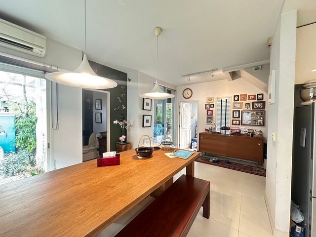 ขายบ้านเดี่ยว 2 ชั้น (เฟส 1) หมู่บ้าน Perfect Place สุขุมวิท 77 – สุวรรณภูมิ • พื้นที่ดิน 70 ตร.ว. • พื้นที่ใช้สอย 242 ตร.ม. • 3 นอน 3 น้ำ 1 ห้องพักผ่อน • ตั้งอยู่ในโครงการเฟส 1 • หน้าบ้านหันทิศเหนือ ตรงข้ามเป็นสวนสาธารณะ บรรยากาศร่มรื่นและเงียบสงบ • ทำเลและสภาพแวดล้อมดี พื้นที่ใช้สอยกว้าง ตอบโจทย์คนที่กำลังมองหาบ้านที่ลงตัวทั้งการอยู่อาศัยและการลงทุนบ้านหลังนี้คือหนึ่งในตัวเ