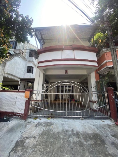 ให้เช่าทาวนน์โฮม3ชั้น ตรงข้ามโครงการหมู่บ้านทาวน์อินทาวน์ เลียบด่วนรามอินทรา แอร์ครบเฟอร์นิเจอร์ไม่มี 3 ห้องนอน 4 ห้องน้ำ 2 ห้องโถงกว้าง ราคา: 30,000 บาท/เดือน ถนนเลียบด่วนรามอินทรารายละเอียด-มี3ห้องนอน 4ห้องน้ำ 2ห้องโถง-เนื้อที่ 35 ตารางวา -แอร์ครบทุกห้อง เฟอร์นิเจอร์ไม่มี- มีพื้นที่ด้านข้างบ้าน ใช้สอยสะดวก/ครัวใน + ครัวนอก ตอบโจทย์คนทำอาหาร-ทำเลดีมาก - ใกล้เซเว่น