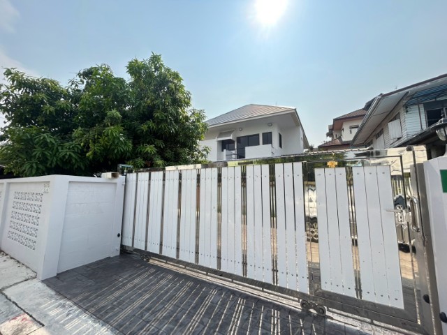 ให้เช่าบ้านเดี่ยว2ชั้น รีโนเวทใหม่ทั้งหลัง ถนนลาดพร้าว71 มี 4 นอน 4 น้ำ ราคาเช่า65,000บาท ใกล้ BTS สายสีเหลือง[จดทะเบียนบริษัทได้]รายละเอียด-มี4ห้องนอน5ห้องน้ำ1ห้องอเนกประสงค์-แอร์4เครื่อง เฟอร์นิเจอร์บางส่วน มีเตียงให้ทุกห้อง-เนื้อที่101ตารางวา 300ตารางเมตร-จอดรถในบ้านได้10คัน-ทำเลดีใกล้ เซนทรัลอีสวิล / รร นานาชาติ SISB, KIS, Regents, -โรงเรียน Trail, Niva Wellington, Brighton, Shrewsbury -ใกล้ ศูนย์แพทย์, เอกมั