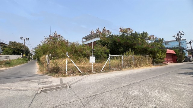  ขายที่ดินแปลงสวย ทำเลทอง ลาดพร้าว 101 สเตชั่น ใจกลางกรุงเทพฯ  ทำเลดีสุด เข้า-ออกสะดวก ย่านชุมชน แหล่งเศรษฐกิจ ใกล้หมู่บ้านกลางเมือง ลาดพร้าว 101 สเตชั่น รายละเอียดที่ดิน : พื้นที่ : 1 งาน 43 ตารางวา พื้นที่สี : สีเหลือง เหมาะสำหรับ : สร้าง ที่พักอาศัย / หอพัก / โกดัง / โฮมออฟฟิศ / อพาร์ตเมนต์ ทำเลเข้าออกได้หลายทาง เดินทางสะดวกมาก อยู่ในย่านชุมชน มีคนอยู่อาศัยหนาแน่น พร้อ