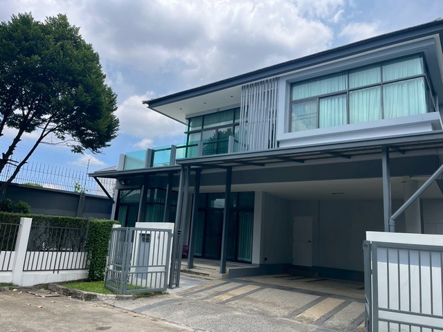 เช่าบ้านเดี่ยวหลังมุมพร้อมอยู่ 4นอน 3 น้ำ พร้อมสวนและเฟอร์ครบ เศรษฐสิริ ศรีนครินทร์-พระราม 9