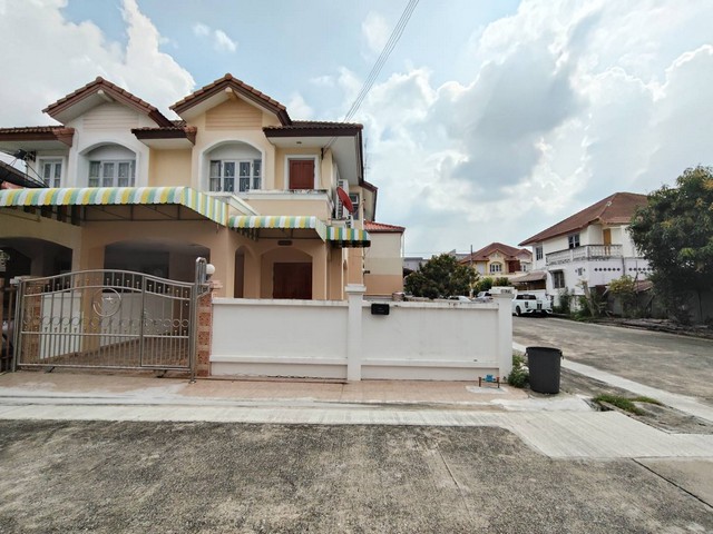 ให้เช่าบ้าน 40 ตรว. หลังมุม มีพื้นที่เยอะ  จอดรถได้หลายคัน(พึ่งปรับปรุงบ้าน ทาสีใหม่ พร้อมอยู่)มบ.สุขสันต์ 11 (บางแค) ซ.กาญจนาภิเษก 5/1    การเดินทางสะดวกใกล้ถนนสายหลัก  ถนนกาญจนาภิเษก ถนนเพชรเกษม ถนนกัลปพฤกษ์บ้านใหญ่มีเนื้อที่ด้านข้าง จอดรถได้  3 คัน หมู่บ้านค่อนข้างเงียบ เป็นโซนบ้านแฝด เหมาะอยู่อาศัย ไม่วุ่นวาย เหมาะสำหรับคนมีรถส่วนตัว ....บ้าน2 ชั้น หลังมุม ขนาดพ