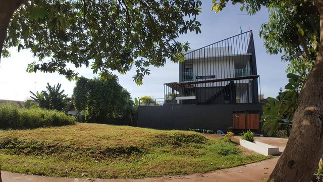 สนใจติดต่อเบอร์/ Line ปุ๋ย 080-8796-822ขายด่วน บ้านหรู ริมน้ำโขง สไตส์ Modern ลดราคาเหลือ  5.5 จาก 8  ล้าน ในตัวเมืองหนองคาย ห่างริมโขงเพียง 10 เมตร บรรยากาศเงียบ สงบ ร่มรืน ใกล้พระธาตุหล้าหนอง(พระธาตุจมน้ำ)วิวแม่น้ำโขง อากาศดี มองเห็นฝั่งลาว ใกล้ตลาดวัดธาตุรายละเอียดภายนอกบ้าน-บ้าน 3 ชั้น ใต้ถุนสูง จอดรถได้ 5 คัน-พื้นที่ใช้สอย ประมาณ 410 ตรม.-เนื้อที่บ้าน 71 ตรว. (ปลูกเต็มพื้นที่)รายล