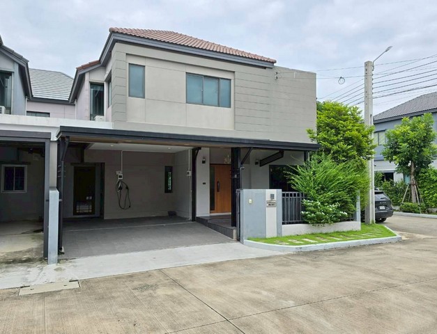  หมู่บ้านเวนิว เวสต์เกต หลังมุมจาก SC ASSET บ้านสวยสภาพดี พร้อมเฟอร์นิเจอร์เข้าอยู่ทันทีเนื้อที่ 38.2 ตร.ว.พื้นที่ใช้สอย 170 ตร.ม.ฟังก์ชันครบ• 3 ห้องนอน• 3 ห้องน้ำ• จอดรถ 2 คัน• บ้านหลังมุม พื้นที่รอบบ้านกว้าง ใช้งานได้จริงราคาเพียง 4,590,000 บาทสิ่งที่ได้เพิ่มเติมเฟอร์นิเจอร์ Built-in ทั้งหลัง เคาน์เตอร์ครัว แอร์ 4 เครื่อง เครื่องทำน้ำอุ่น หลังคาจอดรถ พื้นที่ซักล้างพร้อมใช้งาน