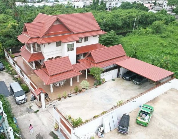 บ้านเดี่ยว  2 ชั้น เป็นบ้านเรือนไทย 200 ตารางวา สาย2ซอย10