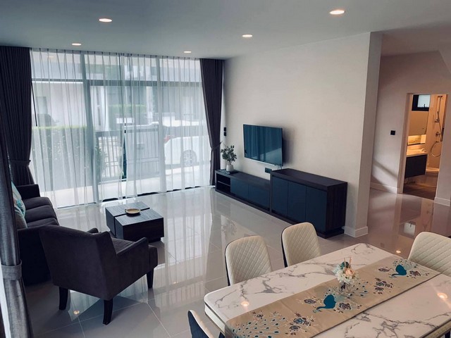 บ้านเดี่ยวรีโนเวทใหม่ทั้งหลัง พร้อมเข้าอยู่ได้ทันที ทำเลดีในโครงการ “เศรษฐสิริ กรุงเทพกรีฑา 1” บรรยากาศเงียบสงบ ร่มรื่น ปลอดภัย เหมาะสำหรับครอบครัวหรือผู้บริหารที่มองหาบ้านคุณภาพในโซนกรุงเทพกรีฑารายละเอียดบ้านบ้านเดี่ยว 2 ชั้นพื้นที่ใช้สอย 193 ตารางเมตรขนาดที่ดิน 57 ตารางวา4 ห้องนอน3 ห้องน้ำห้องนั่งเล่นกว้าง แยกสัดส่วนห้องครัวพร้อมใช้งานที่จอดรถ 2 คัน