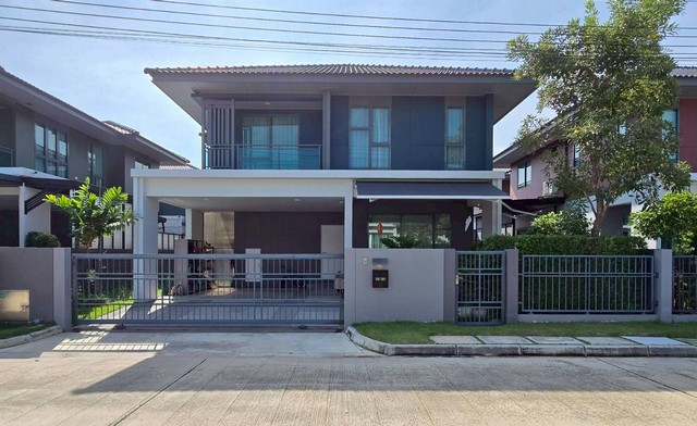 สราญสิริ ชัยพฤกษ์ แจ้งวัฒนะ บ้านเดี่ยว 2 ชั้น  ตั้งอยู่บนถนนหอการค้าไทย