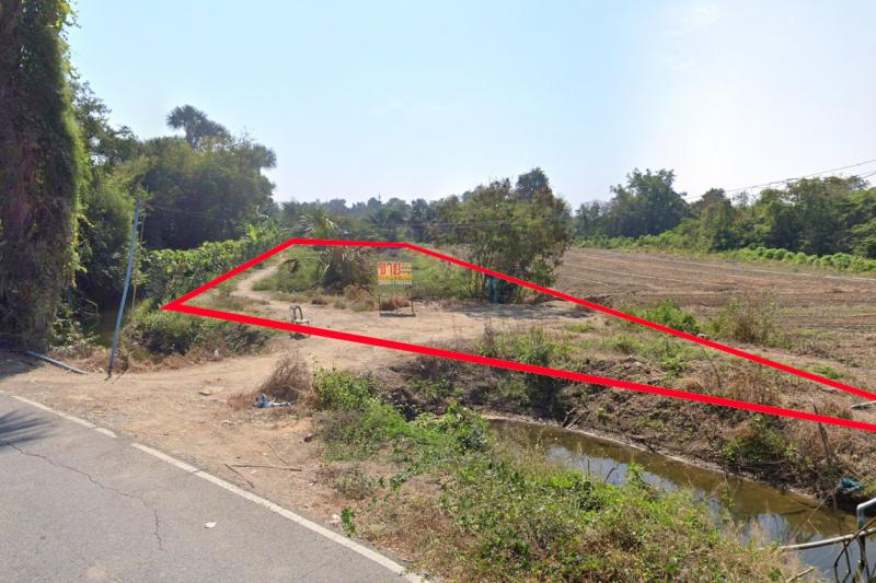 ##ที่ดินเปล่า 1-1-9.3 ไร่ ต.ดอนรวก อ.ดอนตูม จ.นครปฐมโซน : อ.ดอนตูม  จ.นครปฐมที่ตั้ง :  ต.ดอนรวก  อ.ดอนตูม  จ.นครปฐมลักษณะโดยทั่วไป- ที่ดินเปล่า ด้านหน้าติดถนนสาธารณะ (ถนนคอนกรีต)- เนื้อที่  1-1-9.3  ไร่ ขายราคาพิเศษ ยกแปลง 8 แสนบาท- หน้ากว้าง 26 เมตร  ลึก 100  เมตร- แปลงสวย ทำเลดี  ติดชุมชนในหมู่บ้าน- บรรยากาศร่มรื่น, สงบ, เป็นส่วนตัว แวดล้อมด้วยธรรมชาติบริสุทธิ์- เหมาะสำหรับทำสวน, เกษตรกร