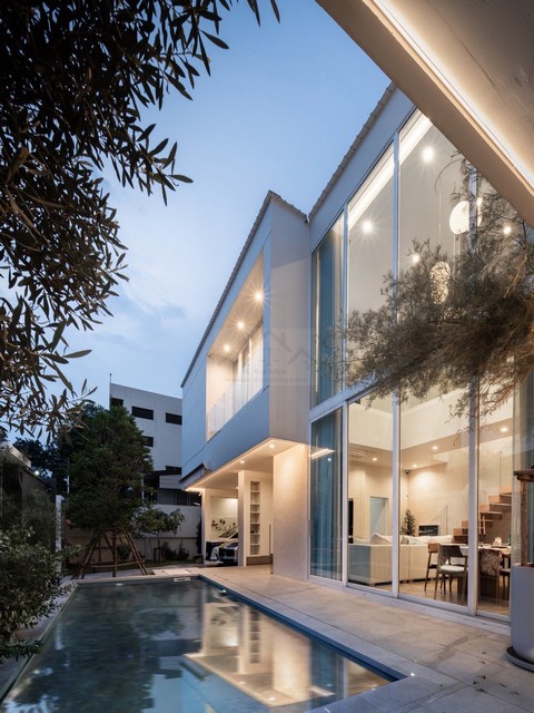 ขายบ้านเดี่ยวสไตล์พูลวิลล่า สีขาว Minimal 2 ชั้นสร้างใหม่ 100 ตรว. ซอยลาดพร้าว 64 พร้อมสระว่ายน้ำ ใกล้รถไฟฟ้า ใกล้รัชดา เลียบด่วน