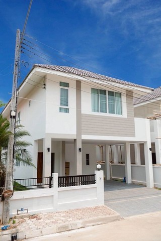 บ้านเช่า 4 ห้องนอน ทำเลดี โครงการกุลพันธ์ 9 – หางดง ค่าเช่าเพียง 37,000 บาท/เดือน (รวมค่าส่วนกลาง)บ้านเดี่ยวหลังใหญ่บนเนื้อที่ 60 ตร.ว. พื้นที่ใช้สอยกว้าง เหมาะสำหรับครอบครัวที่ต้องการความเป็นส่วนตัว บรรยากาศสงบ ปลอดภัยในโครงการคุณภาพ รายละเอียดตัวบ้าน 4 ห้องนอน 3 ห้องน้ำ ห้องรับแขกกว้าง ห้องครัว จอดรถได้ 2 คัน บ้านสภาพดี พร้อมเข้าอยู่ ทำเลใกล้โรงเรียนนานาชาติ & ส