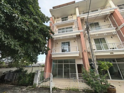 อยู่เองก็คุ้ม ลงทุนก็ดี! ขายทาวน์โฮม 4 ชั้น หลังมุม  