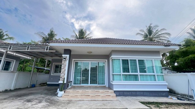 ให้เช่าหรือขายบ้านชั้นเดียว70ตรว. 3นอน2น้ำ ขาย2.39ลบ. ให้เช่า 8000บ. บ้านน้ำโจ้ ซอย9 ต.ดอนแก้ว อ.สารภี เชียงใหม่ให้เช่าหรือขาย บ้านเดี่ยวชั้นเดียว พื้นที่ 70 ตรว. - ให้เช่า 8,000 บ. ต่อ เดือน ไม่รวมเฟอร์ สัญญา 1 ปี- ให้เช่า 10,000 บ. ต่อ เดือน รวมเฟอร์พร้อมอยู่ สัญญา 1 ปี- ขายราคา 2.39 ลบ. (2,390,000 บาท)ขนาดที่ดิน 70 ตร.ว.ขนาดพื้นที่ใช้สอย 120 ตร.ม.จำนวนห้องนอน 3 ห้องจำนวนห้องน้ำ 2 หัอง พร้อมเครื่องทำน้ำ