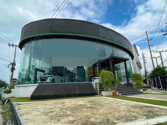 ให้เช่าโชว์รูมพร้อมศูนย์บริการ ทำเลดีติดถนนเหม่งจ๋าย เนื้อที่ประมาณ 1 ไร่ครึ่ง พื้นที่ใช้สอย 3,000 กว่า ตร.ม (มีตึกออฟฟิศ)