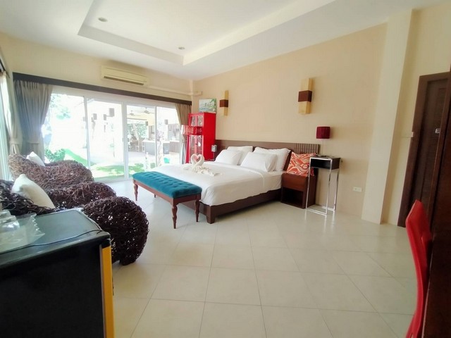  ขายบ้านหรูพร้อมที่ดินติดทะเล – หาดปึกเตียน ชะอำ จ.เพชรบุรี  รายละเอียดทรัพย์สิน: ขายบ้านหรูพร้อมที่ดิน เนื้อที่รวมประมาณ 1 ไร่ (375 ตร.ว. + พื้นที่งอกชายหาด) ตั้งอยู่ ติดทะเล วิวสวยสุดสายตา พร้อม สระว่ายน้ำส่วนตัว บรรยากาศเงียบสงบ รายล้อมด้วยธรรมชาติ เหมาะสำหรับพักอาศัยส่วนตัว หรือทำธุรกิจพูลวิลล่า รีสอร์ท ลักษณะบ้าน: •3 ห้องนอน •3 ห้องน้ำ •พื้นที่ใช้สอยกว้างข