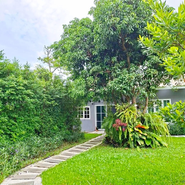 รร.วัดหัวสำโรง 1.6 กม. ให้เช่าบ้านรีสอร์ทสุดหรู แปลงยาว ฉะเชิงเทรา พร้อมพื้นที่สวนขนาดเล็ก  300 ตร.วา. 900 ตร.ม. จัดเต็มเฟอร์ฯ  