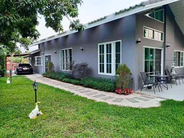 จัดเต็มเฟอร์ฯ  แปลงยาว ฉะเชิงเทรา ให้เช่าบ้านรีสอร์ทสุดหรู 302ตร.วา. 902ตร.ม. รร.วัดหัวสำโรง 1.6 กม. พร้อมพื้นที่สวนขนาดเล็ก 