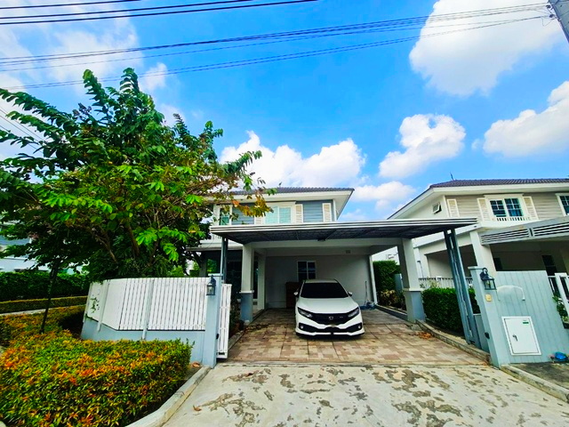 แพรกษา ศรีนครินทร์ สุขุมวิท บางนา ตกแต่งพร้อมเฟอร์ฯ ร่มรื่น วิวสวน บ้านเดี่ยว 2 ชั้น รร.นานาชาติคริสเตียน 2.7 กม.  หลังมุม