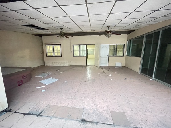 ขายทาวน์เฮ้าส์ชั้นเดียว 2 หลังตีทะลุ หมู่บ้านรัชธานี ลาดพร้าว101แยก47 