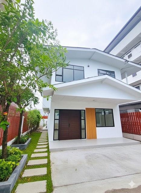 7-11 50ม. ใกล้ BTSอุดมสุข499ม. True Digital Park 600 ม. ให้เช่าบ้านเดี่ยว 2 ชั้น ทำเลสุขุมวิท 64–68 52ตร.วา  210 ตร.ม. 