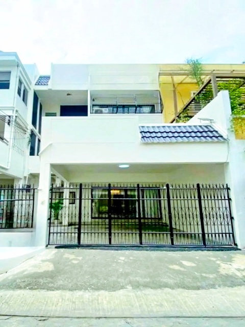 เซ็นทรัล พระราม 9 600 ม ให้เช่าบ้านหรู 3 ชั้น ดาดฟ้า 255ตร.ม. 22 ตร.วา. 6นอน MRTพระราม9 700ม.  4 น้ำตกแต่งครบ หรูหรา จัดเต็มเฟอร์ฯ  