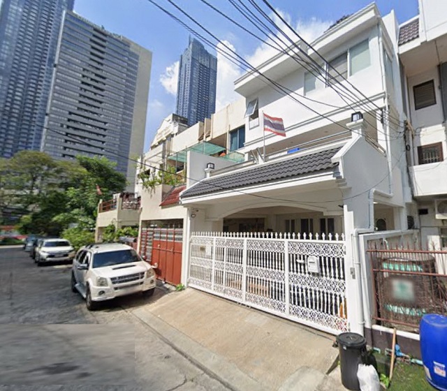 MRTพระราม9 700ม. เซ็นทรัล พระราม 9 600 ม ให้เช่าบ้านหรู 3 ชั้น ดาดฟ้า 250 ตร.ม. 21 ตร.วา.  6 นอน 4 น้ำตกแต่งครบ หรูหรา จัดเต็มเฟอร์ฯ  