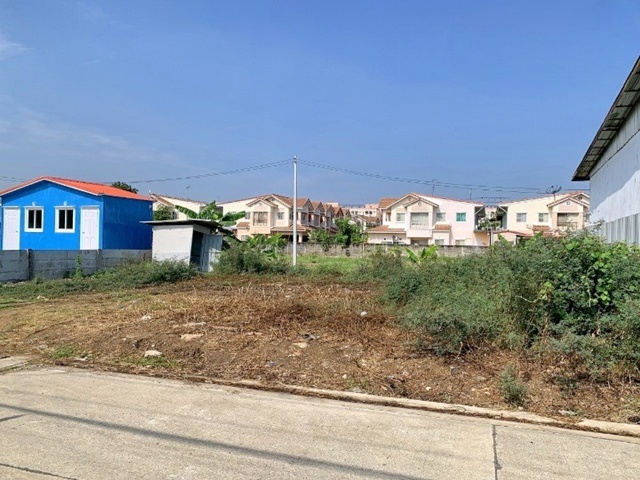 รร.สารสาสน์วิเทศสายไหม 1.4 กม.  เข้า-ออกสะดวกได้ ถ.หทัยราษฎร์ 88-98 สายไหม บิ๊กซี ลำลูกกา 2 1.3 กม. ให้เช่าที่ดินถมแล้ว 72ตร.วา. 