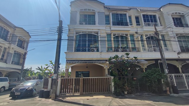 ให้เช่าทาวน์โฮม บ้านกลางเมืองพระรามเก้า ศรีนครินทร์ เฟอร์ครบ หลังมุม วิวธรรมชาติ พร้อมอยู่รายละเอียด :-กดดูภาพเพิ่มเติม : https://bit.ly/43fYHEy                    ติดต่อพี่เปี๊ยก Tel :099.494.6599 คุณปุ่น Tel.089.148.8252 ให้เช่าทาวน์โฮม โครงการบ้านกลางเมือง พระรามเก้า-ศรีนครินทร์ หลังมุม ติดรถไฟฟ้าสายสีเหลือง กลันตัน  ตกแต่งเฟอร์นิเจอร์ครบพร้อมอยู่ ห้องครัวมีเคาเตอร์พร้อมทำอาหาร ห้องนอนมีห้องน้ำ