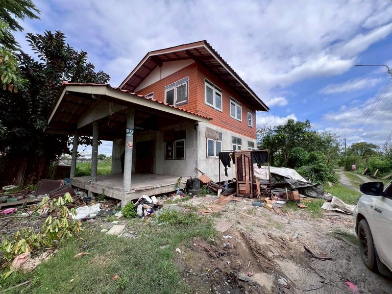 สนใจมาเที่ยวชมโทร ติดต่อ นกได้หลายช่องทางนะคะโทร. 061-494-9665โทร. 063-635-5651 (เบอร์นี้ไลน์เต็มค่ะ)ไลน์ไอดี : @nyland789(ไลน์คลิ๊กแล้วทักมาได้เลยค่ะ) https://lin.ee/R8sP0rj____________________________บ้านพร้อมที่ดิน1 งาน 65 ตารางวา 3.2 ล้านแขวงลำผักชี เขตหนองจอก กทม.หน้ากว้างติดถนนลาดยาง 22 เมตร ลึกประมาณ 33 เมตรพร้อมสิ่งปลูกสร้างครึ่งปูนครึ่งไม้บ้านเลขที่ 49/1 ขนาด 232 ตารางเมตรสถานที่ใกล้เคียง- สถาบันการสอบสวนคดีพิเ