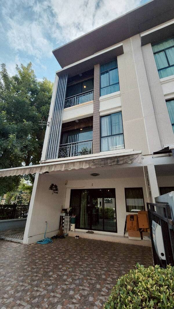 ขายทาวน์โฮมสุดพิเศษ บ้านกลางเมือง นวมินทร์ 42 3 ชั้น หลังมุม