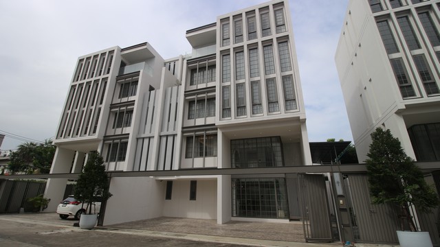บ้านแฝด & ทาวน์โฮมหรู Modern Palladian ติด Central Eastville ใกล้ทางด่วน เข้าเมืองเอกมัย-ทองหล่อ 10-20 นาที ฟังก์ชันครบ พร้อมลิฟต์ ทุกหลัง