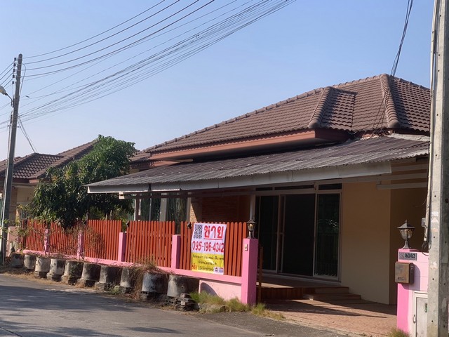 ขายบ้านเดี่ยวชั้นเดียว มบ.พานาปาร์ค โครงการติดถนนหลัก ขนาด 62 ตารางวา 3 นอน 2 น้ำ ต่อเติมเต็ม พร้อมอยู่ สภาพดี ร่มรื่น ใกล้นิคมอมตะนคร หนองหงษ์ พานทอง ชลบุรีโทร. 095-196-4242 (คุณจุ๊)Line ID : jll689FB page : https://www.facebook.com/ChulaluckHomeliving/รายละเอียด- เนื้อที่ 62 ตารางวา- 3 ห้องนอน 2 ห้องน้ำ 2 ที่จอดรถ- ต่อเติมเต็ม- มีครัวนอกและครัวใน- มีสวนและพื้นที่รอบบ้าน- ถนนซอยกว้าง 10 เมตรสิ่งอำนวยความสะดวก- ถังน้ำสำรอง 1