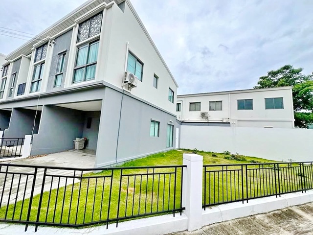 รร.นานาชาติสิงคโปร์ SISB 300ม. แจ้งวัฒนะ วัดสะพานสูง ท็อปส์ ชัยพฤกษ์  1.7 กม.ให้เช่า-ขายทาวน์โฮมหรู 2 ชั้น หลังมุม 224 ตร.ม.28 ตร.วา.ขาย 5.9ลบ. พร้อมเฟอร์ฯใหม่เอี่ยม 3นอน 2น้ำ   พร้อมสนามหญ้า กว้างขวาง  25,998B-M. เหมาะกับโฮมออฟฟิศ พักอาศัย ตลาดพวงสว่าง345 2.2 กม.เดินทางง่าย MRT ปากเกร็ด 4กม.300 m. from Singapore International School (SISB). Chaengwattana WatSaphanSung Tops Chaiyaphruek 1.7km. Luxury 2-story townhouse for rent-sale corner unit 224 sq.m. 28sq.wa. 5.9 million baht. Brand new furnished 3 bed 2 bath  With a spacious lawn 25,998B-M. Ideal for a home office or reside