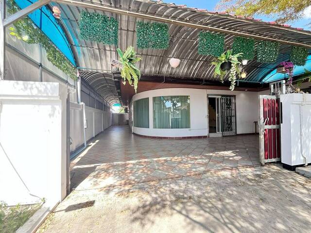 ขายบ้านเดี่ยวพร้อมอยู่ หมู่บ้าน SIAM EXECUTIVE ESTATEซอยพรประภานิมิตตำบลหนองปรือ อำเภอบางละมุง