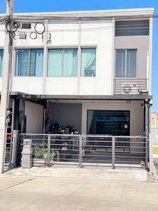 รหัสทรัพย์ : HL#27439 (L084417)ทาวน์โฮม พลีโน่ บางนา-อ่อนนุช Pleno Bangna-On Nutที่ตั้ง : ซอยกิ่งแก้ว 37 ถนนกิ่งแก้ว ต.ราชาเทวะ อ.บางพลี จ.สมุทรปราการทาวน์โฮม 2 ชั้น หน้ากว้าง 5.5 เมตร ลึก 14 เมตร ถนนกว้าง 16 เมตร 3 ห้องนอน 2 ห้องน้ำ 2 ที่จอดรถเนื้อที่ 20.7 ตารางวา / พื้นที่ใช้สอย 106.8 ตารางเมตรราคา 3,150,000 บาทเดินทางที่หลากหลาย ทั้งถนนกิ่งแก้ว ถนนบางนา-ตราด ถนนลาดกระบังและถนนอ่อนนุช อีกทั้งยังใกล้ทางด่วน