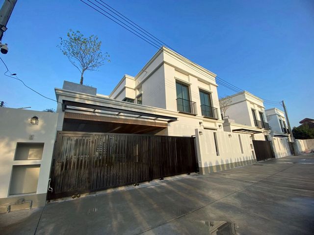 ราคาเริ่มต้นที่ 9.5 ล้าน #โซนป่าแดด – #แม่เหียะ #อ.เมือง บ้านสร้างใหม่ หลังใหญ่ 2 ชั้น บ้านสวย โปร่งโล่ง ทำเลดี ใกล้เมือง เดินทางสะดวก เหมาะทั้งซื้ออยู่เอง หรือปล่อยเช่า ทำเลเป็นที่ต้องการ ใกล้ห้าง ร้านอาหาร โรงเรียน และถนนสายหลัก เข้า–ออกเมืองง่ายมากรายละเอียดโครงการ (มี 3 หลัง)แปลง 1: 12.50 ล้านบาทแปลง 2: 9.50 ล้านบาทแปลง 3: 10.50 ล้านบาทโครงการมี Roof Garden ใช้จัดปาร์ตี้ / พักผ่อนส