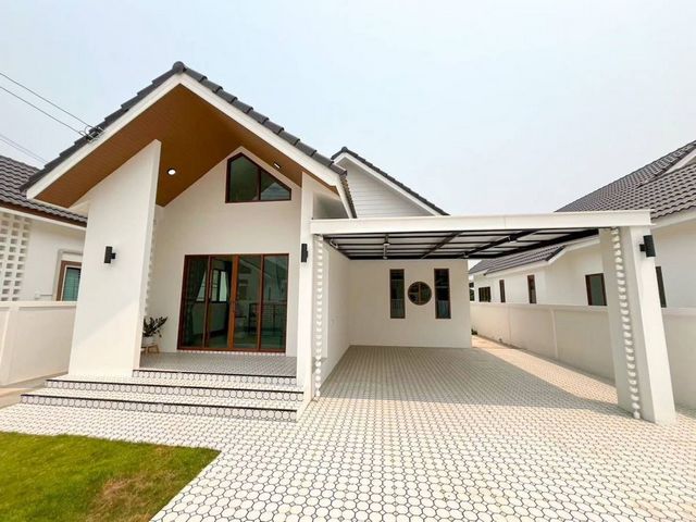 ราคาเริ่มต้นที่ 2.5 ล้าน เริ่มที่ 51 ตรว. #โซนหางดง #บ้านสร้างใหม่ ชั้นเดียว #สไตล์นอร์ดิก หลังใหญ่กว้าง เรียบง่าย แต่หรู ใกล้เมือง เดินทางสะดวก น่าอยู่ เข้าเมืองเพียง 15-20 นาทีเนื้อที่เริ่มที่ 51 ตรว.3 ห้องนอน​ 2 ห้องน้ำ​1 ห้องนั่งเล่น1 ห้องครัว2 ที่จอดรถราคาเริ่มต้นที่ 2,500,000 บาทอยากได้อสังหาโซนไหน สอบถามเข้ามาได้เลยm.me/northernlandchiangmai  ต้องการอสังหาแบบไหนที่ Northern Land Chiangmaiเรามีครบ ค