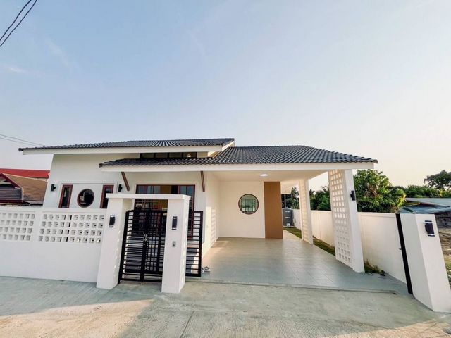 ราคาเริ่มต้นที่ 2.5 ล้าน เริ่มที่ 51 ตรว. #โซนหางดง #บ้านสร้างใหม่ ชั้นเดียว #สไตล์มูจิ #บ้านแหวน เรียบง่าย น่าอยู่ เหมาะกับทุกเพศทุกวัย ใกล้เมือง เดินทางสะดวก #ใกล้กาดฝรั่ง 1 นาทีเนื้อที่เริ่มที่ 51 ตรว.3 ห้องนอน​ 2 ห้องน้ำ​1 ห้องนั่งเล่น1 ห้องครัว2 ที่จอดรถราคาเริ่มต้นที่ 2,500,000 บาทอยากได้อสังหาโซนไหน สอบถามเข้ามาได้เลยm.me/northernlandchiangmai  ต้องการอสังหาแบบไหนที่ Northern Land Chiangmaiเรามีค