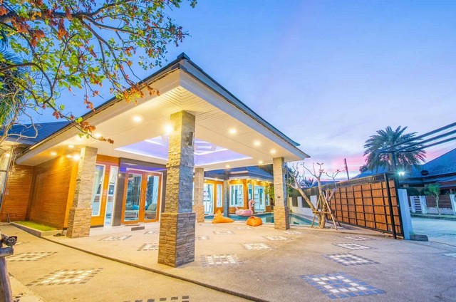 AOM 2402 House for rent or saleเช่า ระยะสั้น ระยะยาว ขาย รับเงื่อนไขผ่อนตรงกับเจ้าของ  ห้วยใหญ่ พัทยา ขาย 15,900,000  เช่าอยู่อาศัย 100,000 - / เดือน  เช่าทำกิจการ 150,000 -/ เดือน สระว่ายน้ำส่วนตัว Private Poolบ้านหลังใหญ่มาก ห้องนอนกว้างทุกห้อง โล่ง โปร่ง สบาย หลังหัวมุม จอดรถได้ 6 4 ห้องนอน  Bedrooms 4 ห้องน้ำ Bathrooms 1 ห้องรับแขก Living rooms 1 ห้องครัว KitchenBuilt-in ทั้งหลัง แอร์ 7 ตัว ทีวี 5 เครื่องใหญ่ติดเครื่องกรองน้ำให้อย่างดี ถังเ