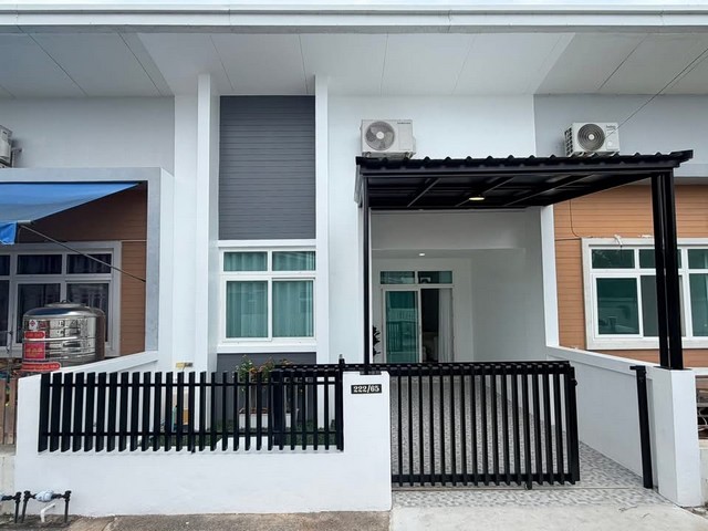 AOM 2401 Vๅยผ่อนตรง 2,990,000 ลบเงื่อนไข  ผ่อนนานสูงสุด 3 ปี  ต่อได้ 2 ปีหรือยื่นสินเชื่อต่อ ดาวน์ 500,000 บาทผ่อนขั้นต่ำ 25,000/ เดือนดอกเบี้ย 6.5% ต่อปี The grand ซอยเนินพลับหวานขนาด  24 ตารางวา 2 ห้องนอน 2 ห้องน้ำ 1 ที่จอดรถ   เฟอร์นิเจอร์ครบฟรีของแถมมากมายดังนี้ - เฟอร์นิเจอร์บิวอินชั้นวางทีวี- บิ้วอินโต๊ะทานข้าวขนาด 4 ที่นั่ง- บิ้วอินลิ้นชักเก็บของ- โซฟาพร้อมโต๊ะกลาง- ตู้เย็น- แอร์ 2 ตัว - ชุดห้อ