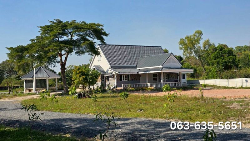 สนใจมาเที่ยวชมโทร ติดต่อ นกได้หลายช่องทางนะคะโทร. 061-494-9665โทร. 063-635-5651 (เบอร์นี้ไลน์เต็มค่ะ)ไลน์ไอดี : @nyland789(ไลน์คลิ๊กแล้วทักมาได้เลยค่ะ) https://lin.ee/R8sP0rj____________________________บ้านสวนสไตล์รีสอร์ทติดคลองขนาด 3 ไร่ 12.5 ล้าน ฟรีโอนโฉนดครุฑแดง(ราคาดีมากค่ะ ที่เปล่าในโครงการนี้ขายอยู่ตรว.ละ 10,000++)รูปที่สวยเป็นสี่เหลี่ยมจตุรัส แปลงริมติดน้ำด้านข้างตาดถนนลาดยางประมาณ 90 เมตรด้านหน้าติดถนนหินค