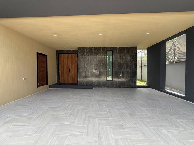 ให้เช่าบ้านเดี่ยว 3 ชั้น 4 ห้องนอน 4 ห้องน้ำ บางกร่าง เมือง นนทบุรี บ้านเปล่า ไม่มีเฟอร์นิเจอร์ราคาเช่า 80,000 บาท/เดือน บ้านเปล่า ไม่มีเฟอร์นิเจอร์ติดต่อ คุณช่อผกา 0616198565 LINE 0616198565หากไม่รับสาย รบกวนขอความกรุณาลูกค้า @line ทิ้งรูปและข้อมูลไว้นะคะhttps://line.me/ti/p/zu0mm-ozFXโครงการ The Master ราชพฤกษ์-สะพานเจษฎาบดินทร์บ้านเดี่ยว 3 ชั้น -ที่ดิน 93.90 ต.ร.วา -พื้นที่ใช้สอย 350 ต.ร.ม. -แปลงมุม พื้นที่ข้างบ้าน