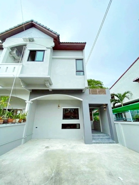 ให้เช่าทาวน์โฮม 2 ชั้น 27 ตร.วา. 220 ตร.ม.MRTหัวหมาก800ม.รพ.รามคำแหง 400 ม.ใหม่ สวย หรู  พร้อมเฟอร์ฯ 3 นอน 2 น้ำ รร.นานาชาติแอดเวนต์รามคำแหง 2.5 กม. 24,999 B-M. แหล่งชุมชน ช้อปปิ้ง เดอะมอลล์ บางกะปิ 1.3 กม. หาของกินง่าย เดินทางสะดวก ถ.รามคำแหง ศรีนครินทร์MRT HuaMak.800m.Ramkhamhaeng Hospital 400m. 2-story townhouse for rent 27sq.wa. 220sq.m. New beautiful luxurious fully furnished 3bed 2bath 2.5km. to Advent International School Ramkhamhaeng. 24,999B-M.  Community and shopping areas. The Mall Bangkapi 1.3 km. away. Easy access to food and convenient transportation on Ramkhamhaeng Road. and Srinakarin Road. แยก - หัวห