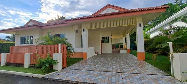 บ้านเช่าชั้นเดียว 3 ห้องนอน 3 ห้องน้ำ – ตลาดขวัญ ดอยสะเก็ดบ้านชั้นเดียวสภาพดี พื้นที่ใช้สอย 157 ตร.ม. บนที่ดิน 80 ตร.ว.ทำเลใกล้ตลาดขวัญ เดินทางสะดวก เหมาะสำหรับอยู่อาศัยเป็นครอบครัวในโซนดอยสะเก็ดรายละเอียดทรัพย์สินบ้านชั้นเดียว3 ห้องนอน3 ห้องน้ำพื้นที่ใช้สอย 157 ตร.ม.ที่ดิน 80 ตร.ว.จอดรถได้บรรยากาศเงียบสงบ เหมาะกับการพักอาศัยราคาเช่า22,000 บาท/เดือน(สัญญาเช่าอย่างน้