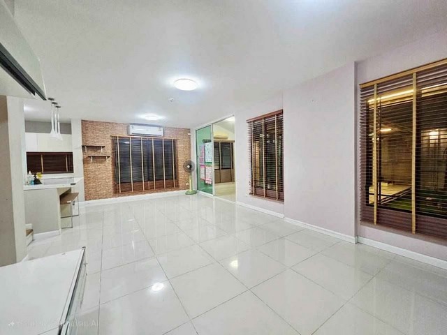 P557 ให้เช่า ขาย บ้านเดี่ยว 2 ชั้น โครงการ มัณฑนา เลค วัชรพล Mantana Lake Watcharapol หน้าบ้านหันทางทิศใต้ รับลม ตัวบ้านอยู่โซนทะเลสาบ (Charming Zone)ขายราคา 12,000,000 บาทเช่าราคา 70,000 บาท/เดือน  สัญญาขั้นต่ำ 1 ปีติดต่อ คุณช่อผกา 0616198565 LINE 0616198565หากไม่รับสาย รบกวนขอความกรุณาลูกค้า @line ทิ้งรูปและข้อมูลไว้นะคะhttps://line.me/ti/p/zu0mm-ozFX-โครงการ มัณฑนา เลค วัชรพล-พื้นที่ 87 ตารางวา-พื้นที่ใช้สอย 300 ตารางเมตร-4 ห้องนอน 3 ห้องน้ำ