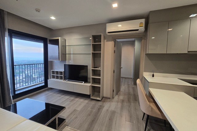 #ให้เช่า คอนโด พร้อมอยู่ ริมแม่น้ำ เจ้าพระยา ห้องกว้างมากเหมือนอยู่เพนต์เฮาส์ทุกวัน เพียง 35,000 บาทต่อเดือน ส่วนกลางหรูหราครบครัน ตอบโจทย์ทุกการใช้ชีวิตแบบมีสไตล์  สัมผัสบรรยากาศธรรมชาติใกล้ชิด-ใกล้ MRT ท่าเรือ รถโดยสารสาธารณะ ใกล้ห้างเซนทรัลCondo The Politan rive 60 ตรม ชั้น 35และชั้น 45 วิว แม่น้ำ ถนนสนามบินน้ำ ต.บางกระสอ อ.เมืองนนทบุรี จ.นนทบุรีรายละเอียดห้อง2ห้องนอน 2ห้องน้