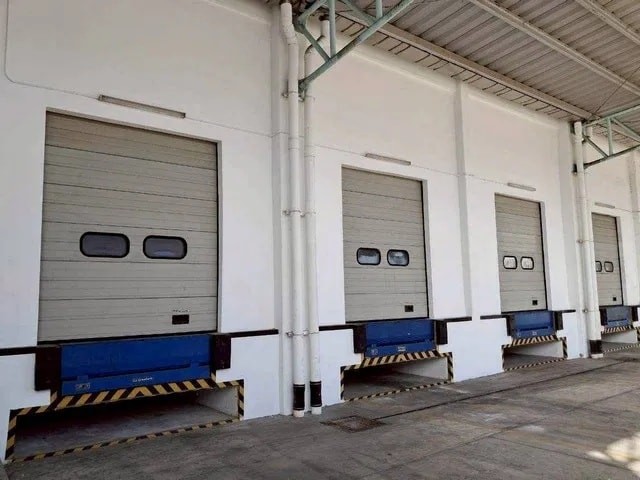 #ให้เช่าโกดังโรงงานFreeZone #บ่อวินชลบุรี????พื้นที่ม่วงเข้ม✅บ่อวิน – ราคาดี ทำเลสวย พร้อมใช้งานทันที!???? เพียง 170 บาท/ตร.ม.????จุดขายเด่น:???? พื้นที่สีม่วงเข้ม + Free Zone เข้ากิจการได้หลากหลาย / ส่งออกได้สะดวก???? ไฟฟ้า 3 เฟส 160 KVA รองรับเครื่องจักร???? พื้นรับน้ำหนัก 3 ตัน/ตร.ม. รองรับงานหนัก???? อาคารสูง 10 เมตร รถยก/ชั้นวางสูงเข้าถึงง่าย???? ถนนกว้าง 8 เมตร รถเทรลเลอร์สวนกันได้???? อยู่ภายใต้ การ