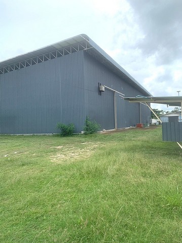 #ให้เช่าโรงงานบางละมุงชลบุรี#ให้เช่าโกดังพื้นที่ใช้สอยกว่า 1,000 ตารางเมตร(เดิมเคยทำเป็นโรงงานเชื่อมเหล็ก)????เขาไม้แก้ว บางละมุงชลบุรี????พื้นที่สีเหลือง✴️ขอรง. 4 ได้????ค่าเช่า 100,000 บาท/เดือน     -ประกัน 3 เดือน     -ล่วงหน้า 1 เดือน     -สัญญา 3 ปี✅รายละเอียด:????เนื้อที่ 3 ไร่ มีรั้วรอบขอบชิด????โกดังขนาด 1,000 ตารางเมตร???? มีเครน 5 ตันติดตั้งอยู่ตรงกลางอาคาร ????มีเสาสูง 9 ม. ด้านหน้า และ 8 ม. 