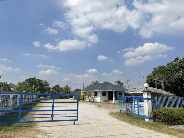 F14C0224ขายด่วนอาคารสำนักงาน 2 หลังพร้อมห้องแถว 10 ห้อง ทำเลทองของนิคมอุตสาหกรรม EEC ใกล้สี่แยกมาบข่า-ระยอง เพียง 200 ม.ซื้อไปมีแต่กำไรแน่นอน !! รายละเอียดของทรัพย์เนื้อที่ขนาด 4-2-79 ไร่หน้ากว้าง 24 เมตร ลึก 127 เมตร รูปทรงคอขวดบ้านพักอยู่อาศัย 1 หลังใหญ่อาคารสำนักงาน 2 หลังห้องแถวคนงาน 10 ห้องโรงจอดรถในร่มหันหน้าทางทิศเหนือติดถนนทางหลวงหมายเลข 3191มีพื้นที่ใช้สอยเหลืออีกมาก